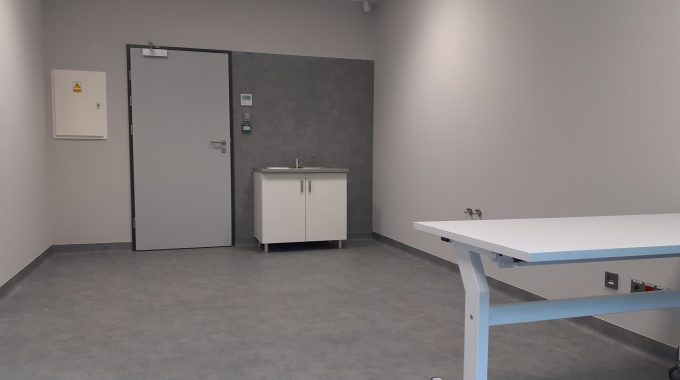 Na lewo od drzwi jest obudowa z klapą do sterowania elektroniką. Po prawej stronie od drzwi stoi szafka z drzwiczkami, na której jest zamontowany zlew z kranem